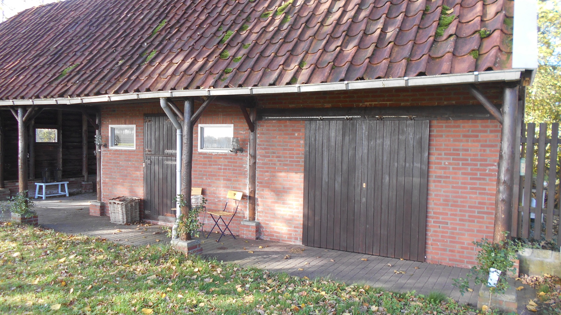 oktober 2020 helemaal links open ruimte daarnaast deur paardenbox rechts deur werkruimte