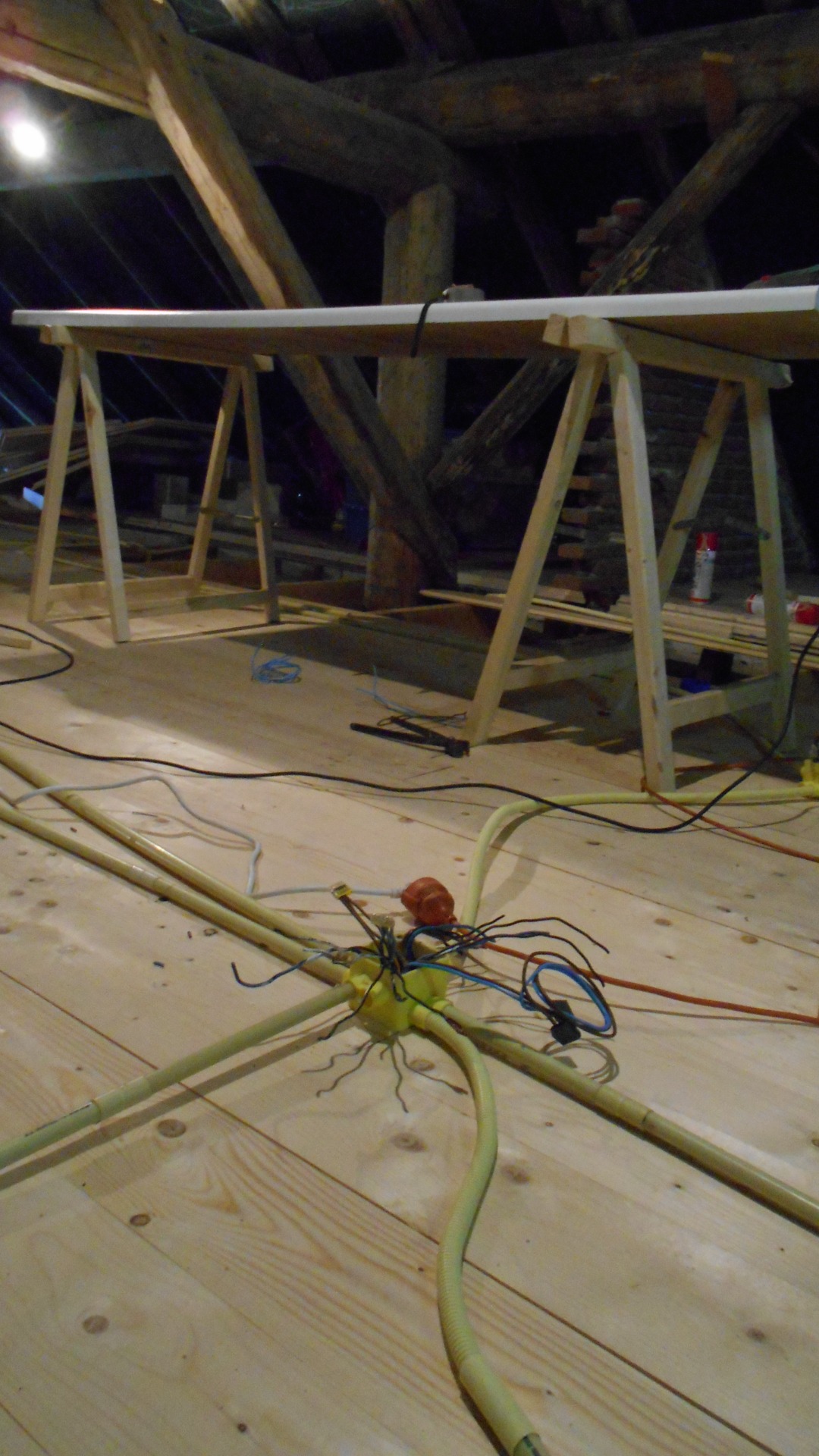 maart 2022 verandering plafond hal. Betekent ook alle leidingen veranderen. 